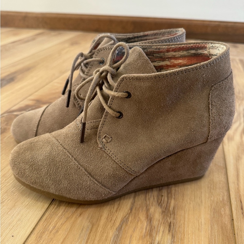 Tom’s wedge booties